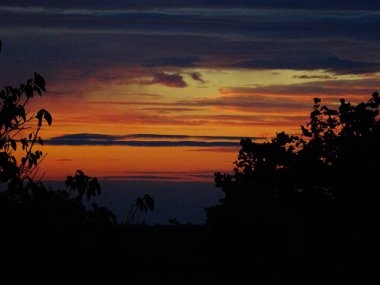 Parlak gökyüzü güzel görünümü