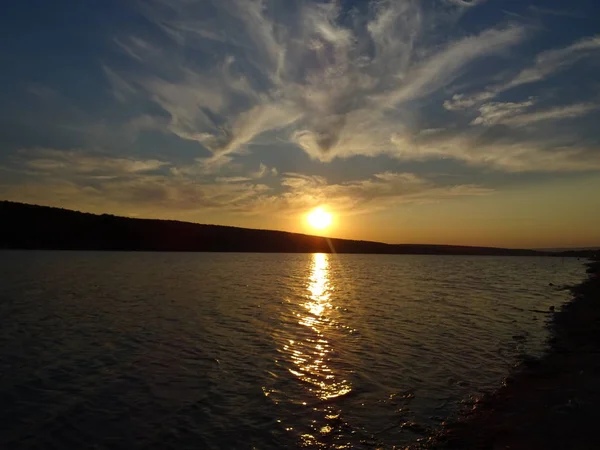 Cielo Espectacular Puesta Sol Sobre Lago — Foto de Stock