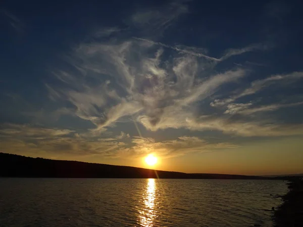 Céu Pôr Sol Dramático Acima Lago — Fotografia de Stock