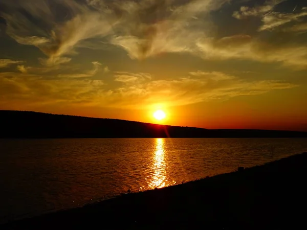 Céu Pôr Sol Dramático Acima Lago — Fotografia de Stock
