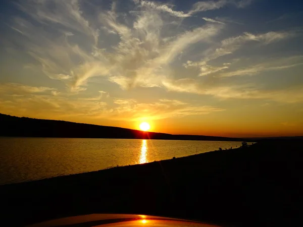 Céu Pôr Sol Dramático Acima Lago — Fotografia de Stock