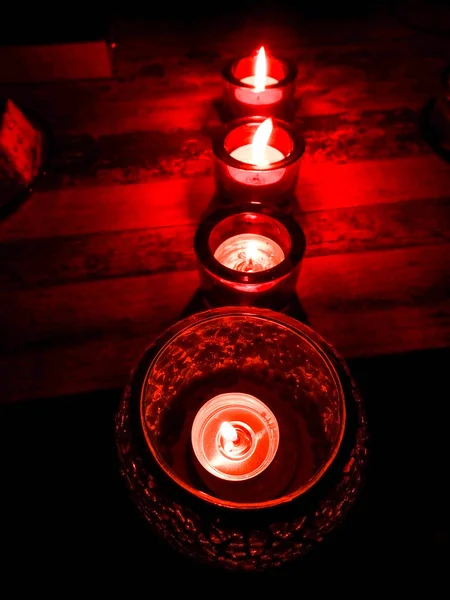 Κόκκινα Κεριά Στο Σκοτάδι — Φωτογραφία Αρχείου