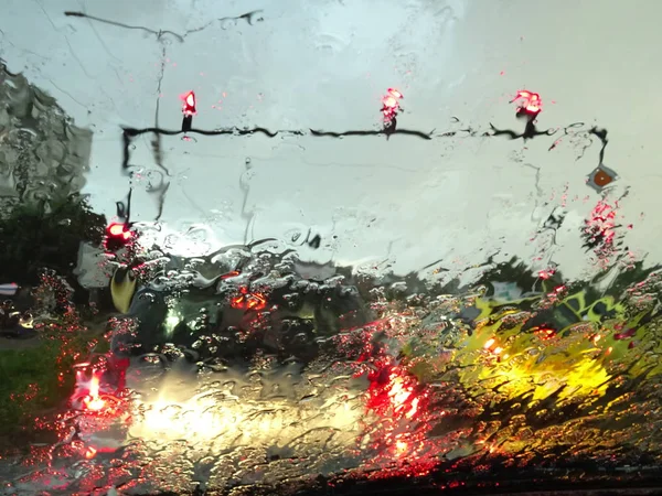 Luzes Trânsito Rua Através Gotas Chuva — Fotografia de Stock