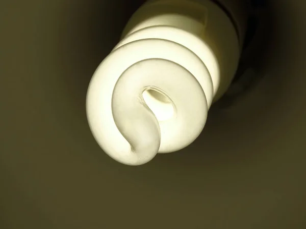 エネルギー節約電球のクローズ アップ ビュー — ストック写真