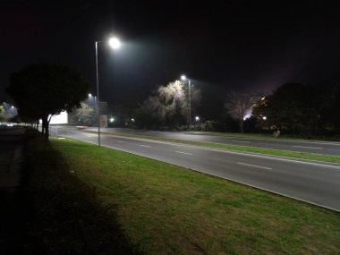 Geceleri boş şehir sokak