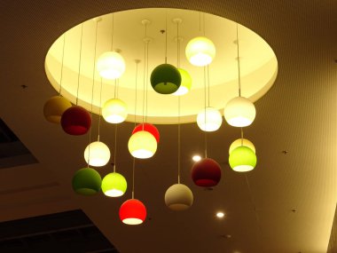 Modern iç renkli top tavandan asılı lambalar