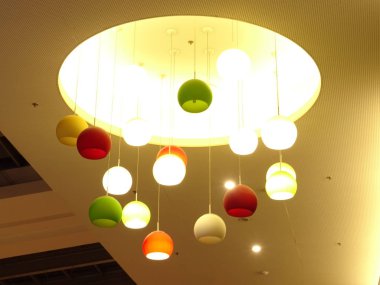 Modern iç renkli top tavandan asılı lambalar