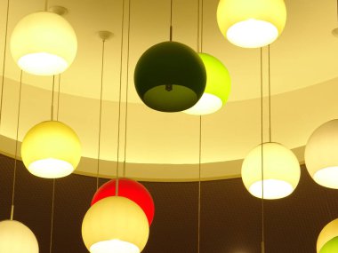 Modern iç renkli top tavandan asılı lambalar