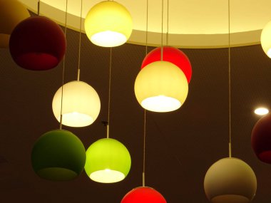 Modern iç renkli top tavandan asılı lambalar
