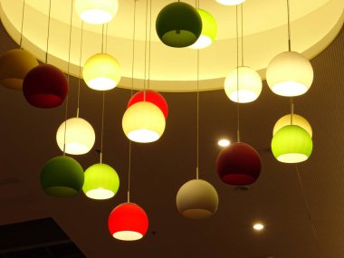 Modern iç renkli top tavandan asılı lambalar