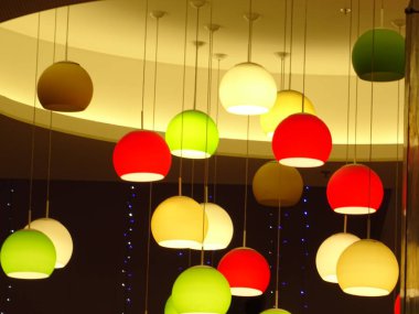 Modern iç renkli top tavandan asılı lambalar