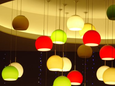 Modern iç renkli top tavandan asılı lambalar