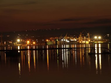 Varna su ve Waterscapes yansıtan Cityscape
