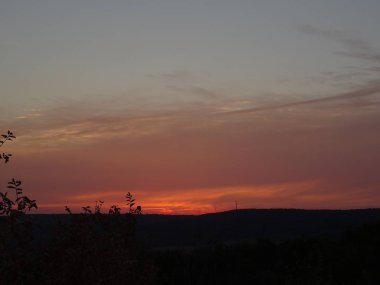 Pembe günbatımı gökyüzü güzel görünümü