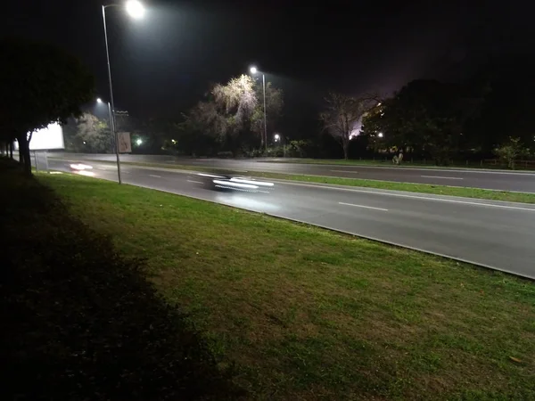 Γρήγορο Αυτοκίνητο Στο Δρόμο Νύχτα — Φωτογραφία Αρχείου