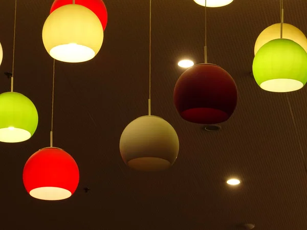 Modernas Lámparas Bola Coloridas Interiores Que Cuelgan Del Techo — Foto de Stock