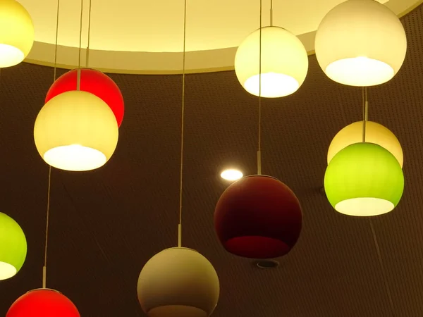 Modernas Lámparas Bola Coloridas Interiores Que Cuelgan Del Techo — Foto de Stock