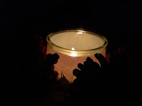 Αναμμένο Κερί Μέσα Στη Νύχτα — Φωτογραφία Αρχείου