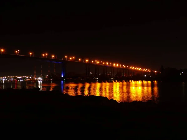 Варна Міський Пейзаж Міст Вогнями Відображають Воді — стокове фото