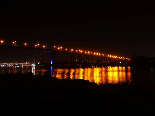 Varna Cityscape Uma Ponte Luzes Refletindo Água — Fotografia de Stock
