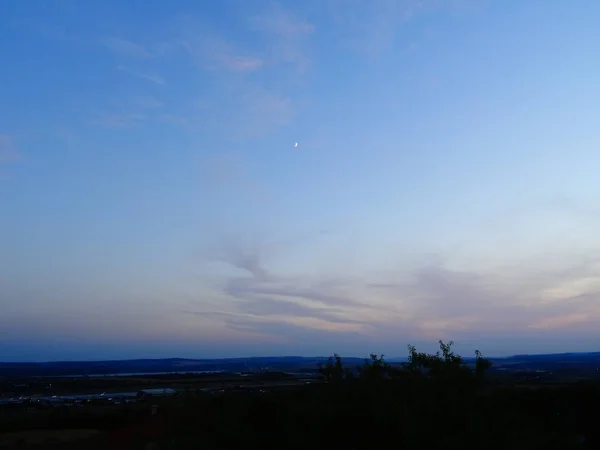 Cielo Azul Con Nubes Rosadas —  Fotos de Stock