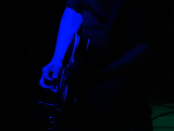 夜のバーでギターを弾く — ストック写真