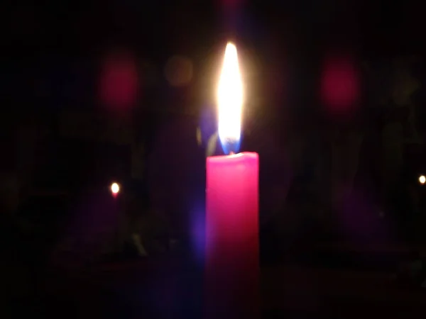 Rote Kerzenflamme Dunkelheit — Stockfoto