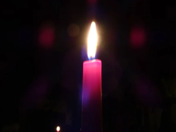 Rote Kerzenflamme Dunkelheit — Stockfoto