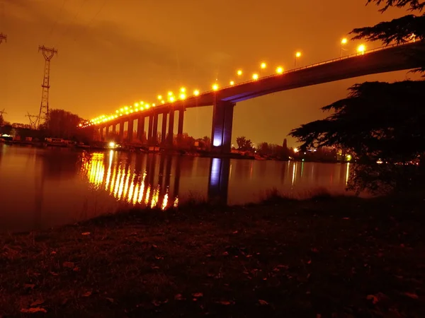 橋のライト水の反映 — ストック写真