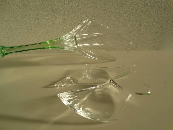 破碎的透明葡萄酒玻璃 — 图库照片