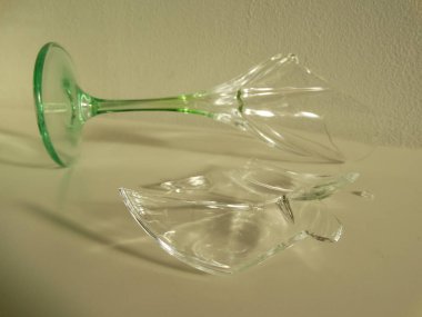 Kırık bardak şarap şeffaf