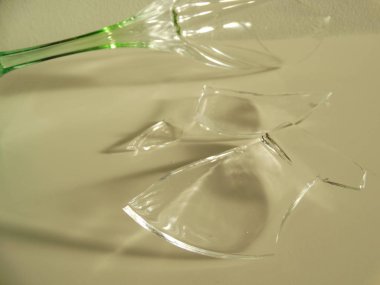 Kırık bardak şarap şeffaf