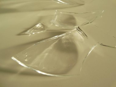 Kırık bardak şarap şeffaf