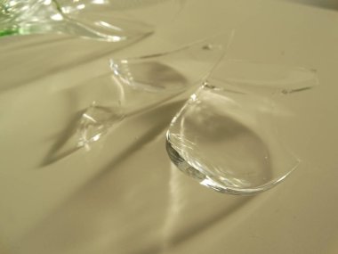 Kırık bardak şarap şeffaf