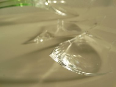 Kırık bardak şarap şeffaf