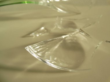 Kırık bardak şarap şeffaf