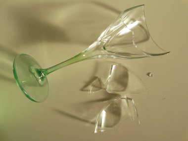 Kırık bardak şarap şeffaf