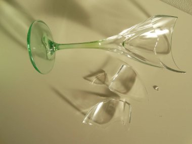 Kırık bardak şarap şeffaf