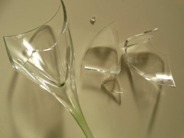 Kırık bardak şarap şeffaf