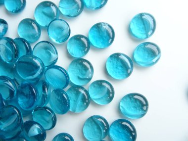 Mavi cam yuvarlak taşlar