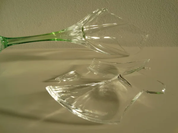 破碎的透明葡萄酒玻璃 — 图库照片