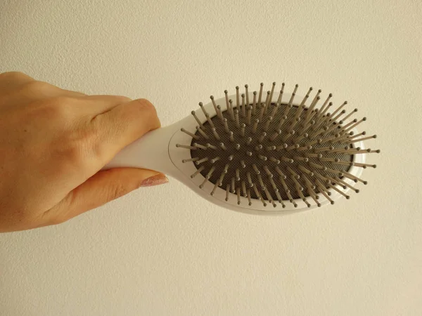 Main Tenant Une Brosse Cheveux Simple Blanche — Photo