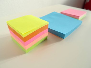 Boş renkli yapışkan notlar