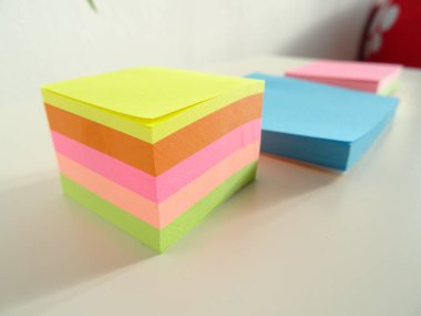 Boş renkli yapışkan notlar