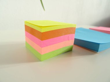 Boş renkli yapışkan notlar