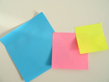 Boş renkli yapışkan notlar