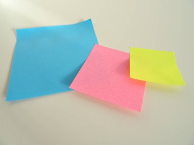 Boş renkli yapışkan notlar