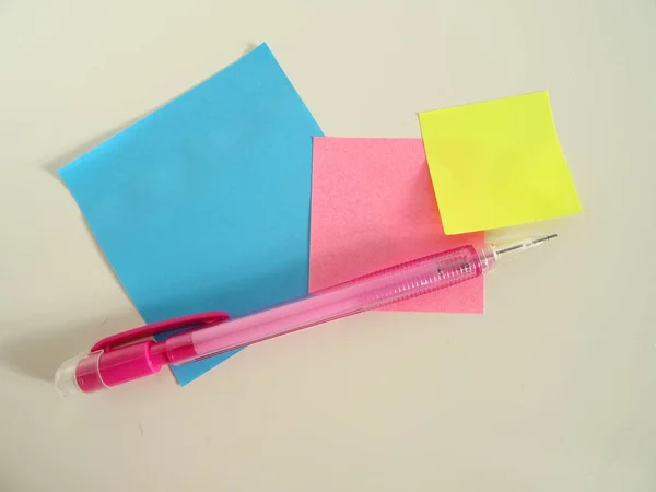Notas Pegajosas Coloridas Vacías Lápiz Rosa —  Fotos de Stock