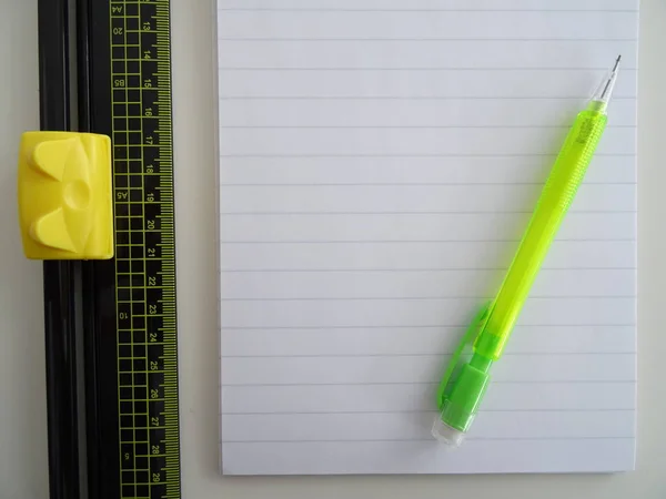 Lápis Verde Aparador Papel Uma Folha Papel Branco — Fotografia de Stock