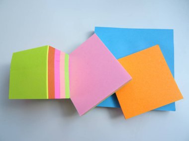 Boş renkli yapışkan notlar